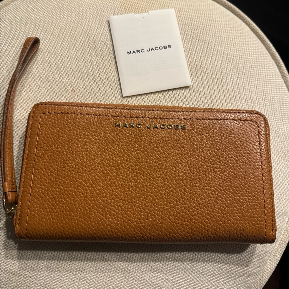 Marc Jacobs The Groove Wristlet Wallet - like new - Smoked Almond